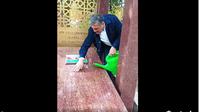 Professor Rəsulzadənin məzarını yudu - VİDEO