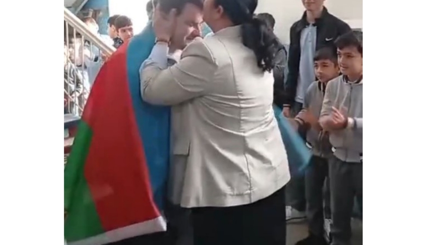 Müəllimlər və şagirdlər müəllimi əsgər YOLA SALDILAR