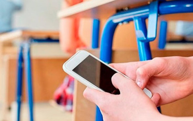 Buraxılış imtahanında bir nəfərdən mobil telefon TUTULDU