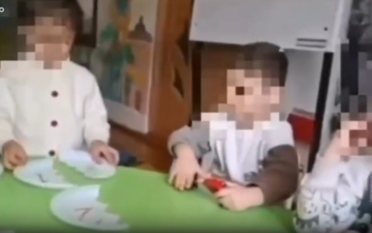 Gəncədə bağçada biabırçılıq - Tərbiyəçi azyaşlıları təhqir etdi