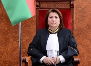 Məşhur generalın xanımı vəkilliyə başladı