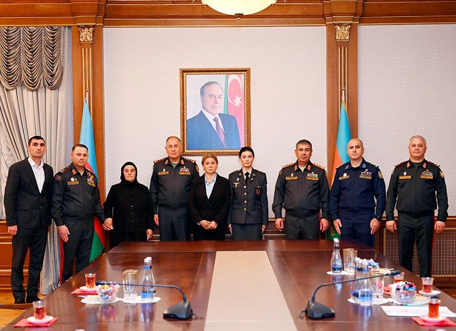 Müdafiə naziri Milli qəhrəmanlarımızın ailələlərinə medallar təqdim edib