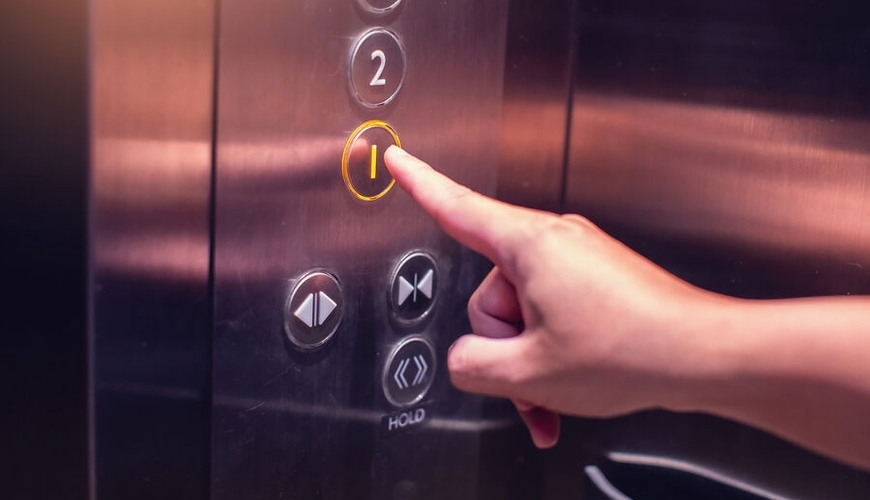 Nazirliyin binasında lift düşdü - 7 nəfər xəsarət aldı