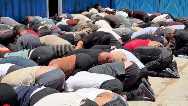 Həftənin fotosu – İnsanlığın diz çökdürülməsi
