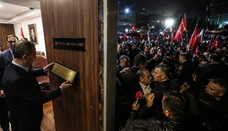 Kılıçdaroğlu qərargaha qayıdır, Özgür Özəlin adı olan lövhə çıxarıldı