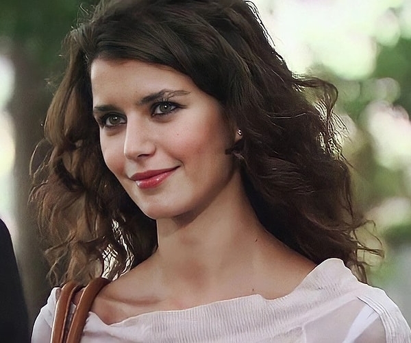 Beren Saat serialları tənqid etdi: “Qadınlar da bir-birini vuracaq?”