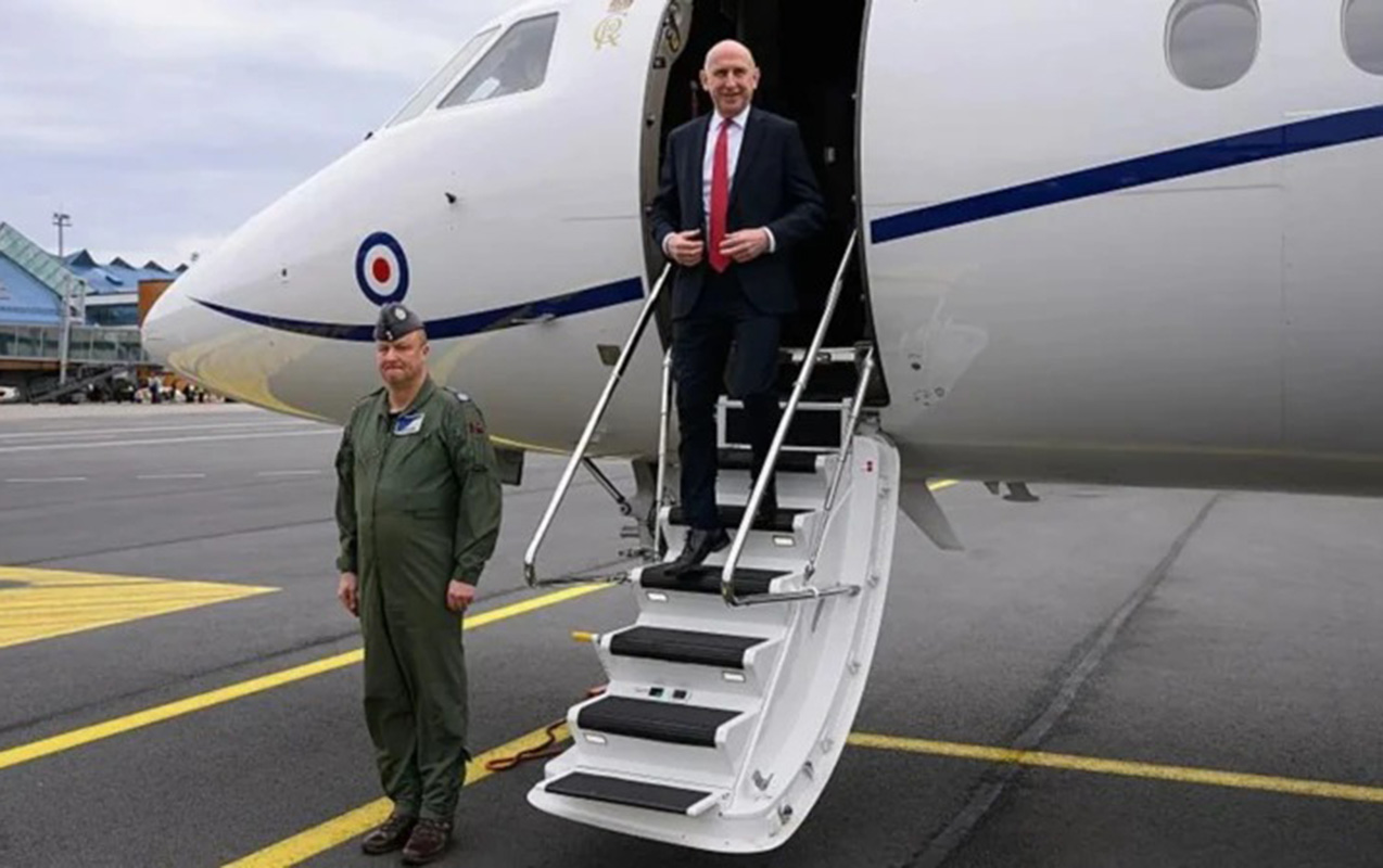Britaniyalı nazirin təyyarəsinə radiomüdaxilə oldu