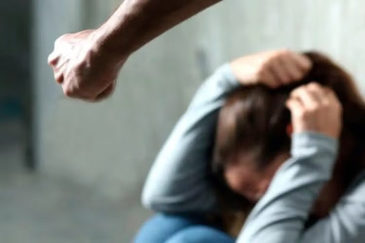 Azərbaycanda DƏHŞƏT: Bıçağı anasının boğazına sapladı