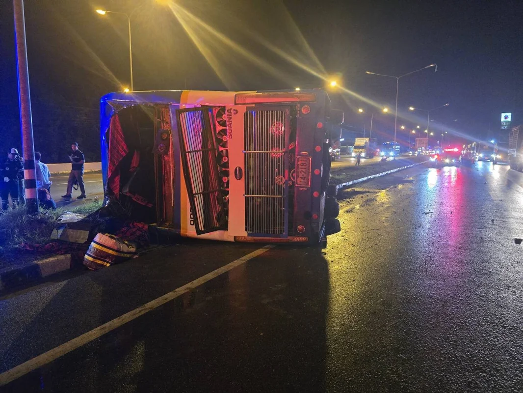 Tailandda ikimərtəbəli avtobus qəzaya uğrayıb: Xeyli yaralı var 