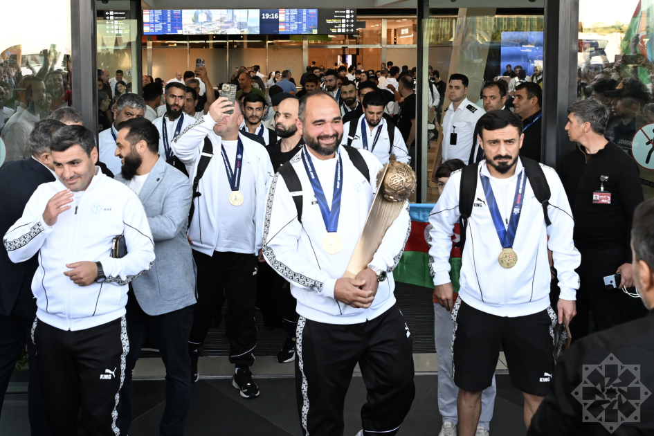 Avropa çempionu olan Azərbaycan millisi Vətənə qayıdıb