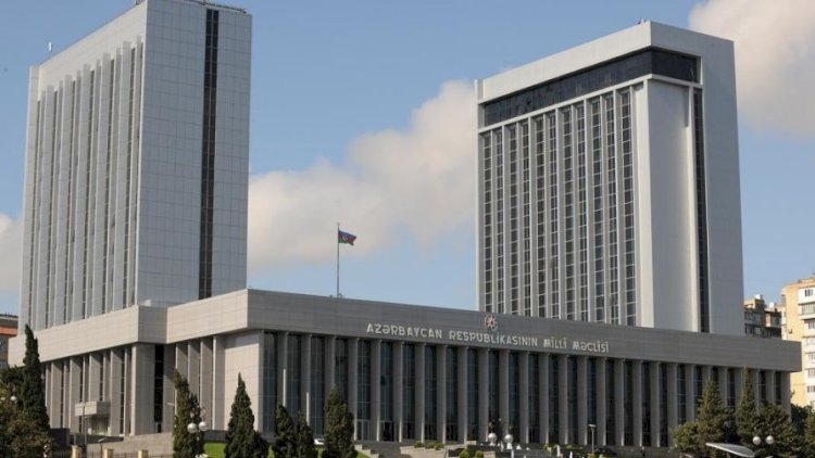 Deputatlar vacib məsələlərin müzakirəsi üçün toplanır - SİYAHI