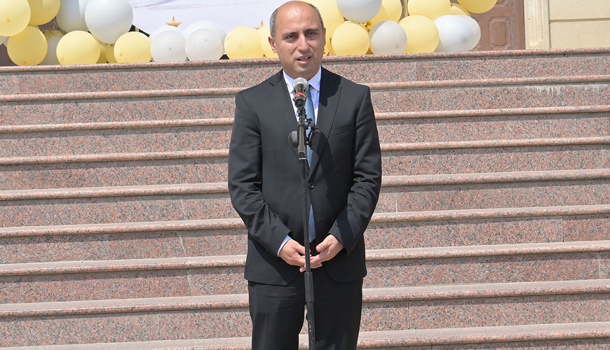 Emin Əmrullayev məzunları təbrik etdi