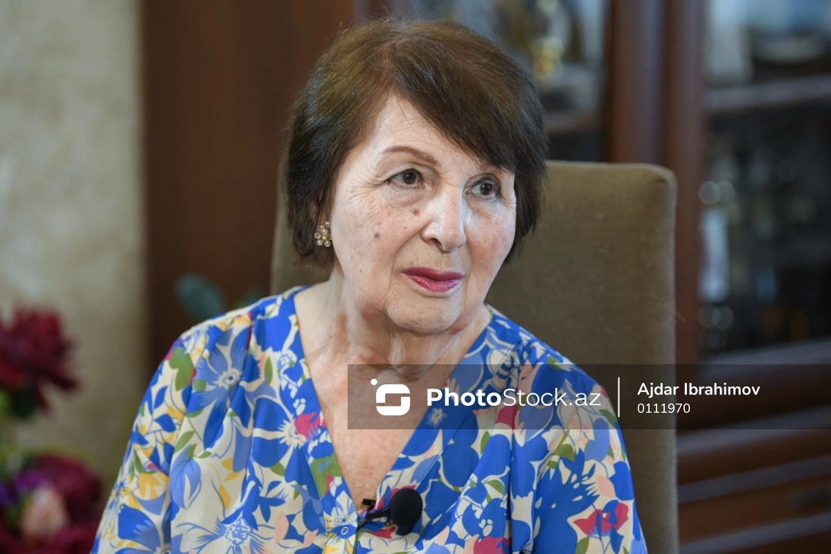 Xalq artisti aparıcıların geyimlərini tənqid etdi