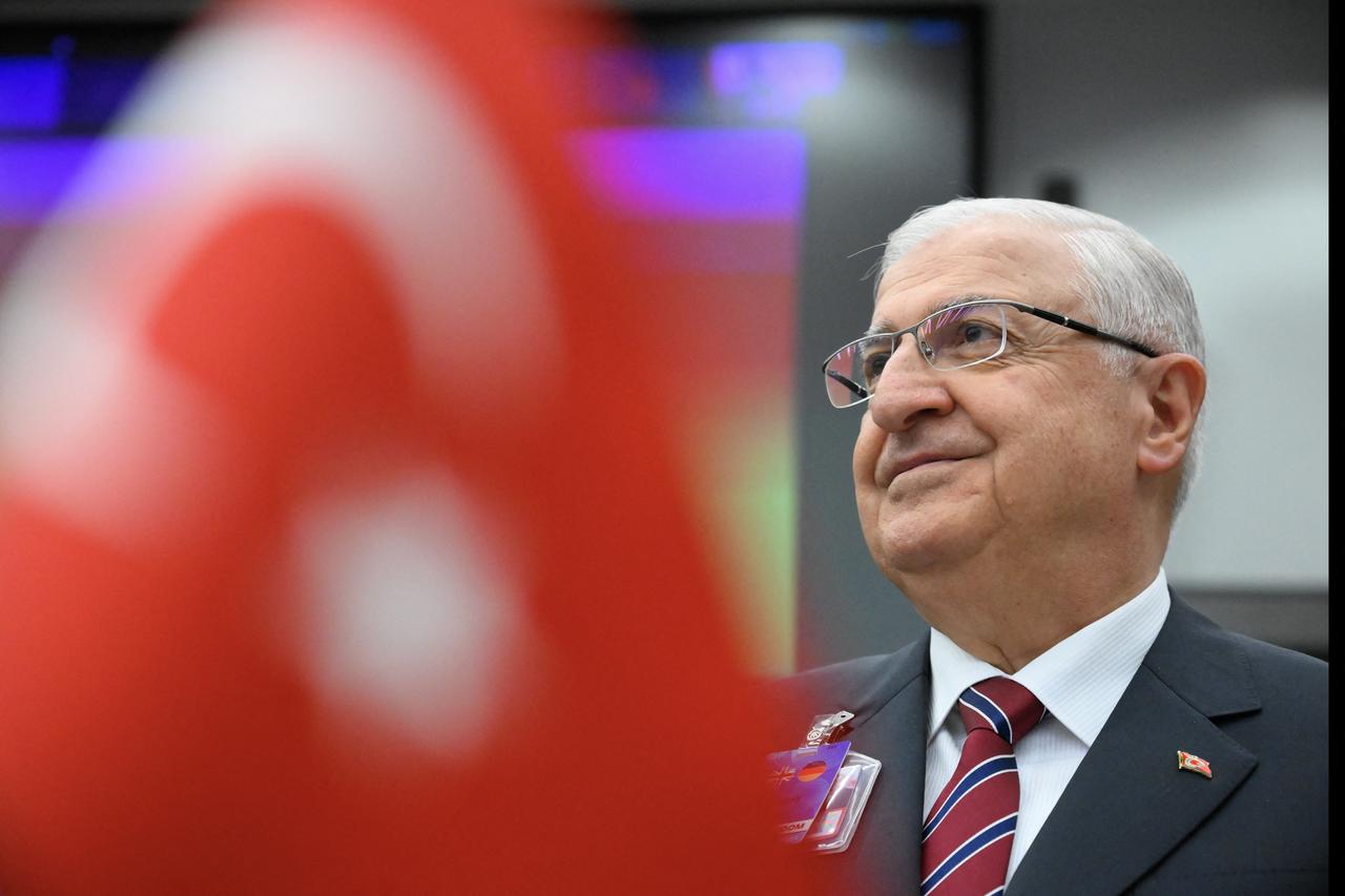 Türkiyənin müdafiə naziri NATO toplantısında