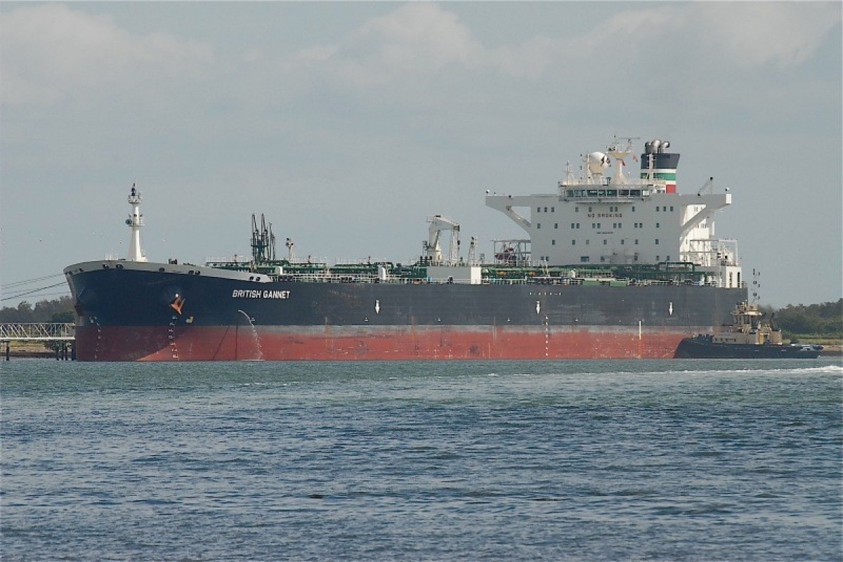 Rusiyadan üzən və may ayında Fransa tərəfindən saxlanılan tanker lövbər saldığı ərazini tərk edib