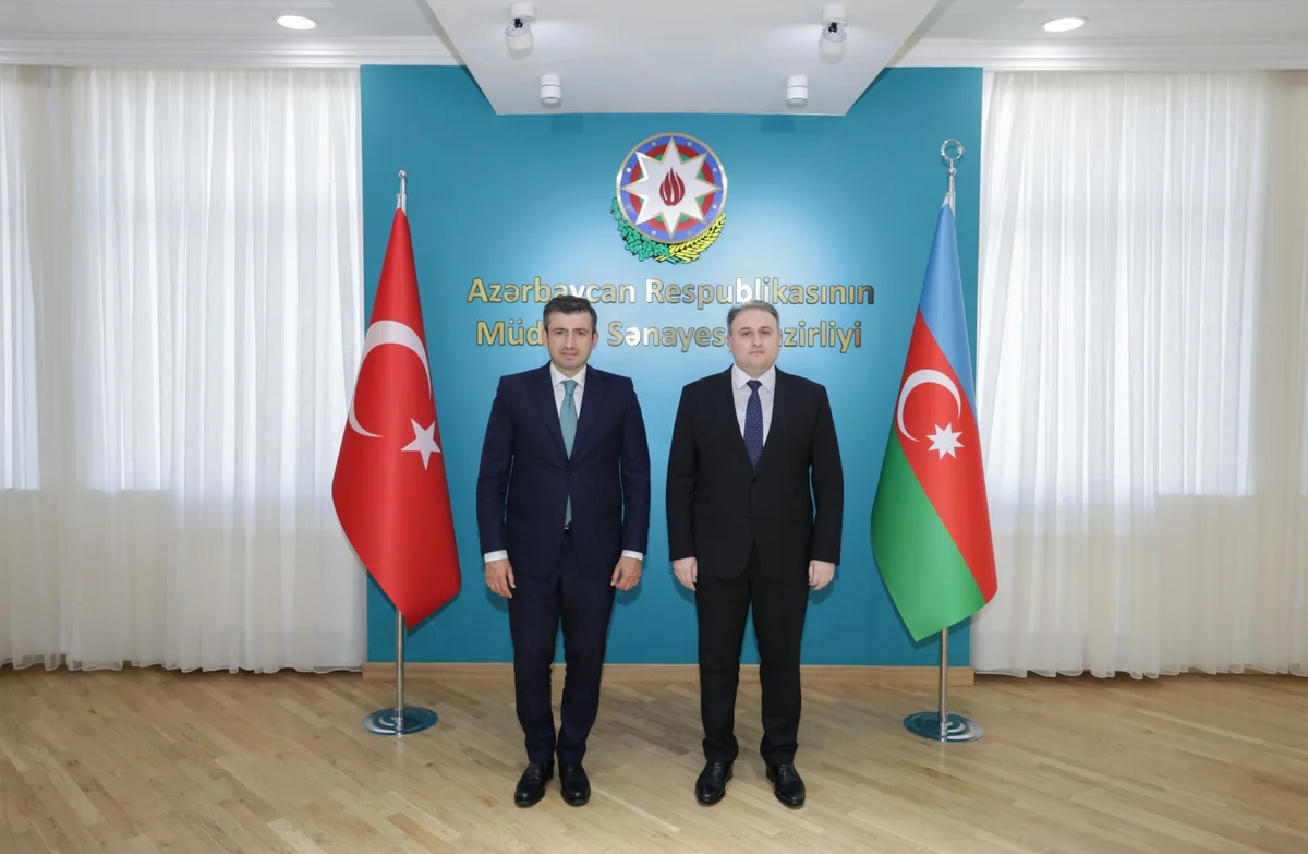 Vüqar Mustafayev Səlcuq Bayraktarla hərbi-texniki əməkdaşlığı müzakirə edib