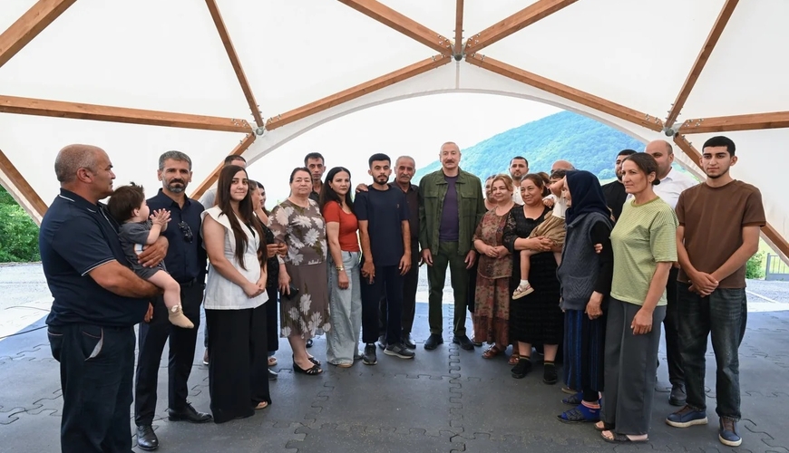 Prezident İlham Əliyev Şuşanın Kiçik Qaladərəsi kəndində sakinlərlə görüşüb