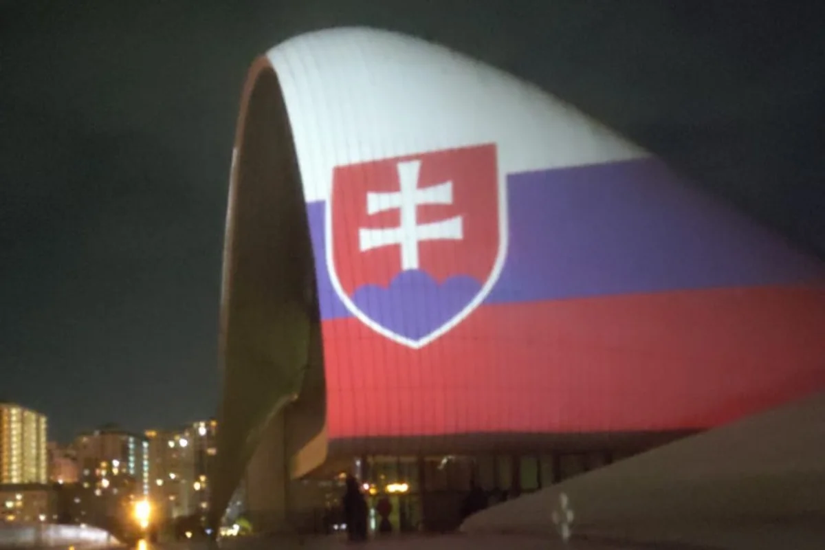 Heydər Əliyev Mərkəzi Slovakiya bayrağının rəngləri ilə işıqlandırılıb