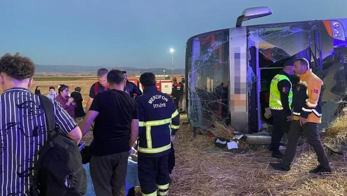 İkimərtəbəli sərnişin avtobusu aşdı - Əlliyə yaxın yaralı var / FOTO