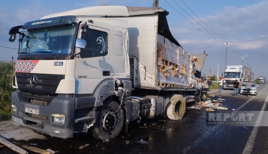 Kürdəmirdə iki yük maşını toqquşdu, yüklər yola dağıldı