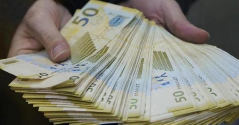İnternet bəhanəsi ilə sürücünün kartındakı 700 manatı mənimsədi