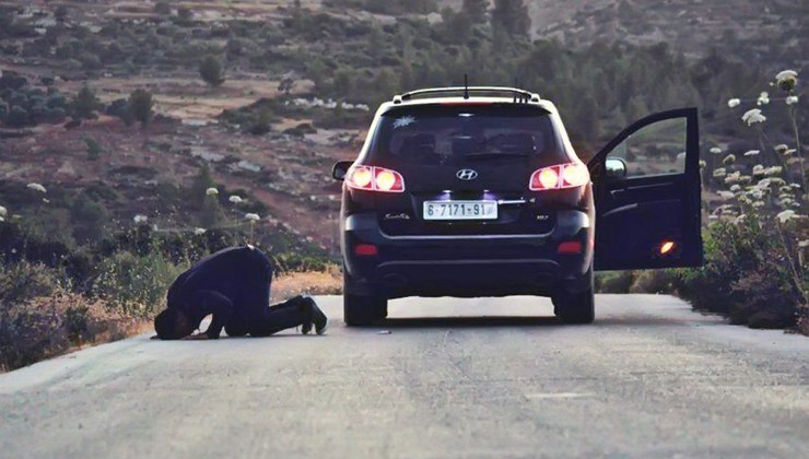Taksi sürücüsünə qəribə cərimə yazıldı - Yolda namaz qılıbmış