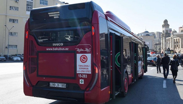 Bakıda avtobusda qadın sərnişin yıxılaraq xəsarət aldı - VİDEO
