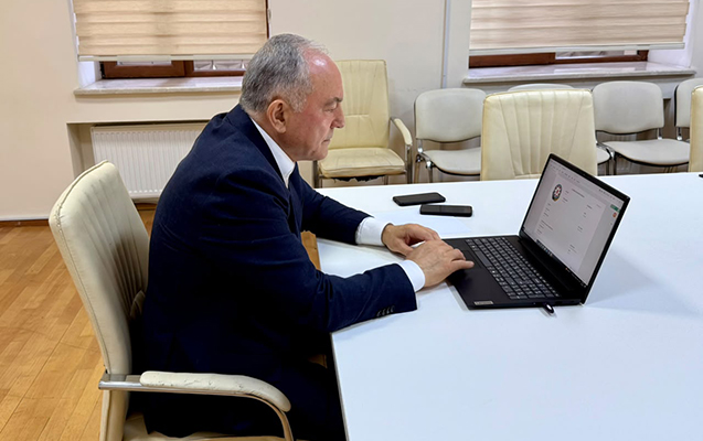 AzTU-da elektron diplomlar verilir - Rektor ilk diplomları imzaladı