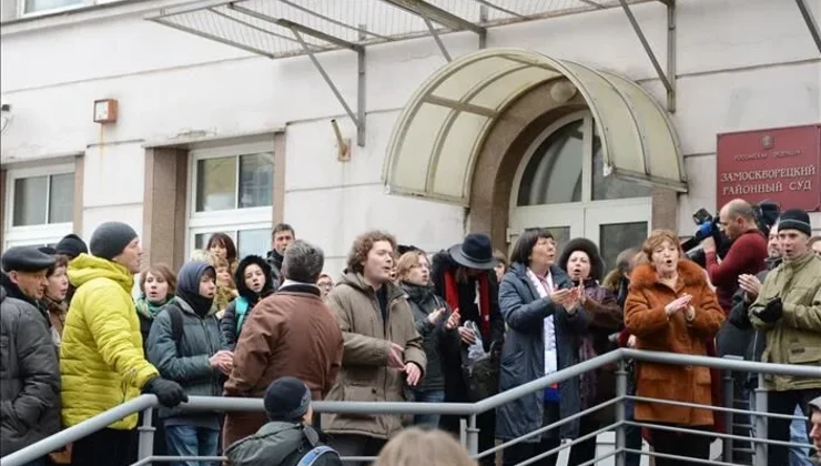 RUSİYADA SƏFƏRBƏRLİK PANİKASI - Əhali banklara “cumur”, hər gün 20 min nəfər...