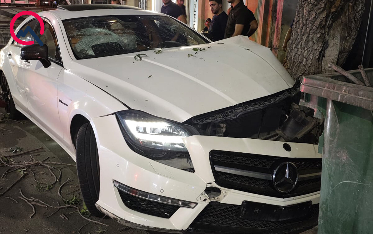 İdarəetməni itirib “Mercedes”i ağaca çırpdı - Yaralanan var+Foto