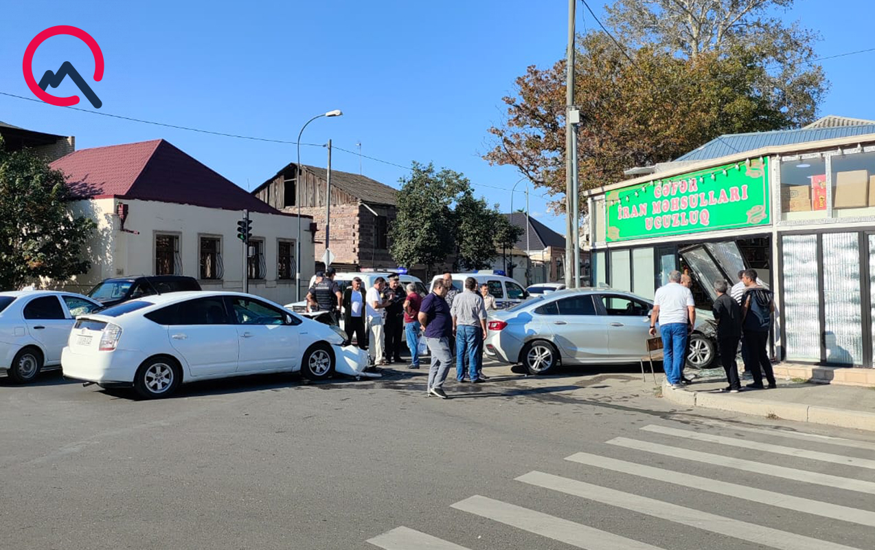 Avtomobillər toqquşdu, biri mağazaya çırpıldı - Video - Fotolar