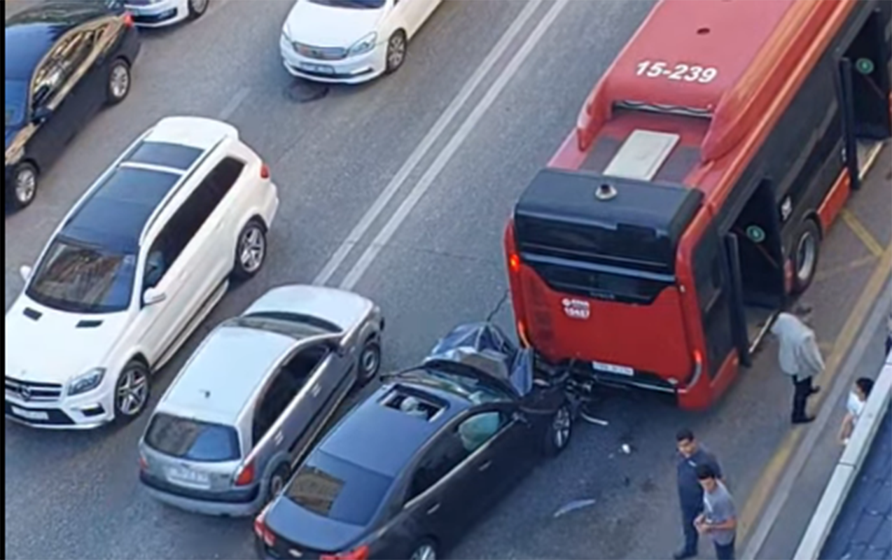 Yasamalda maşın sərnişin avtobusuna çırpıldı - Fotolar