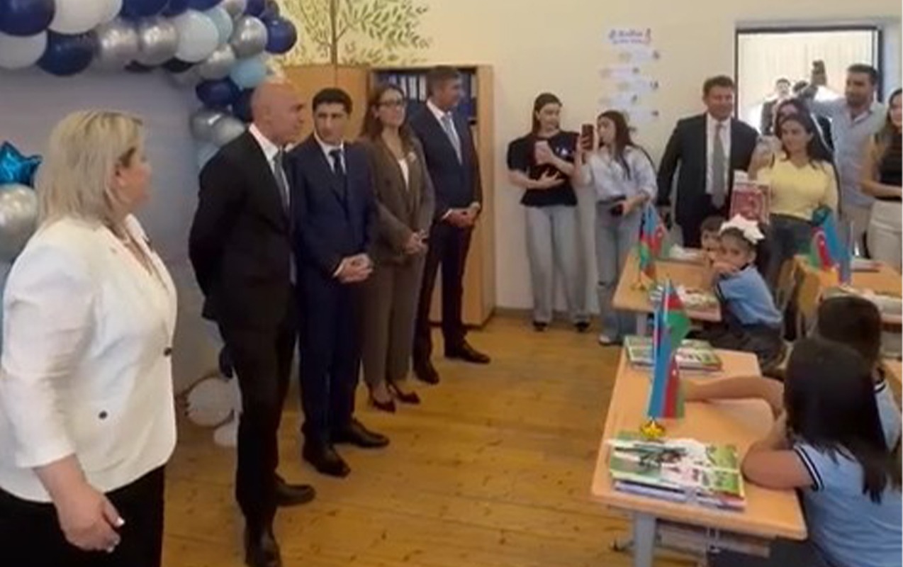 Nazir sinfə girdi, birincilərin reaksiyası belə oldu - Video