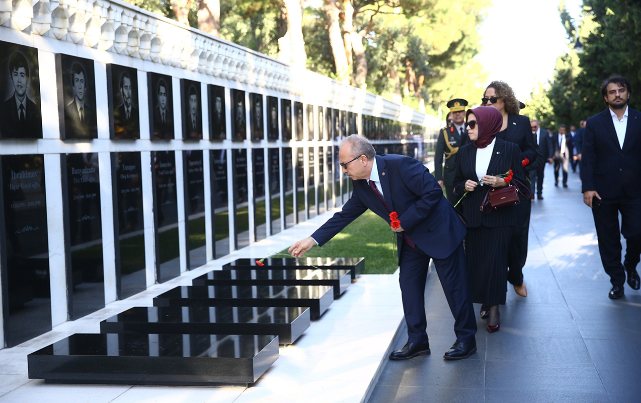 Türkiyəli səfir Şəhidlər xiyabanını və Türk şəhidliyini ziyarət etdi - Fotolar